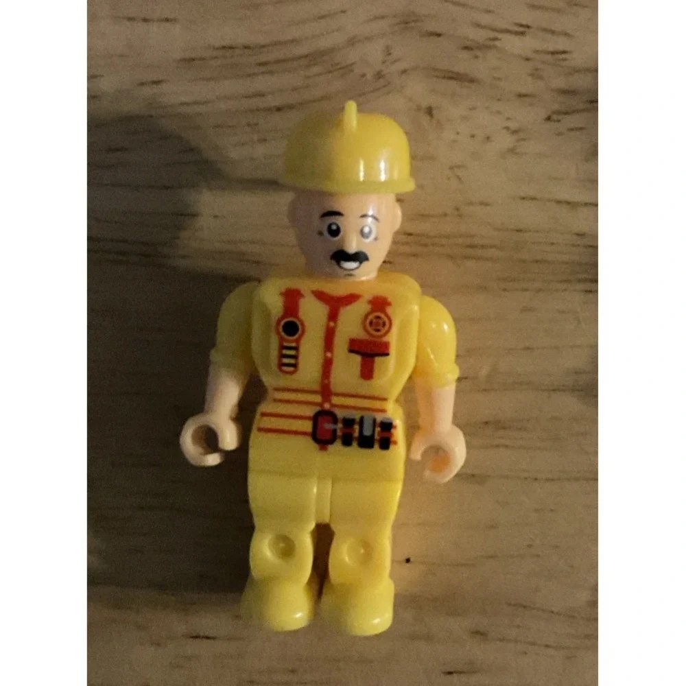 Lot Of Make-It Block‎  Policeman, Fireman Figures And Extra Heads